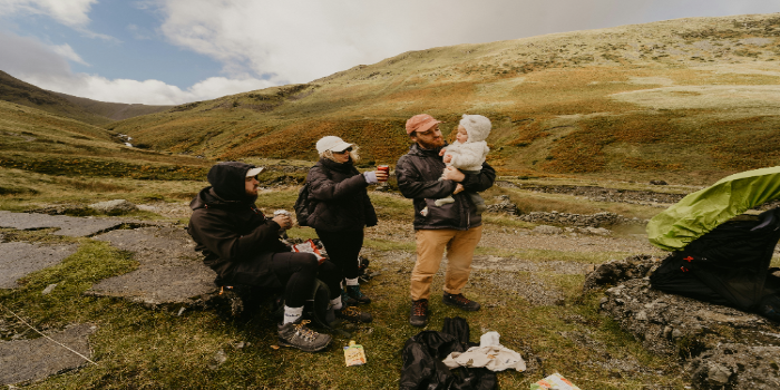 Hike Stronger: The Expert Guide to Packing Good Hiking Snacks for All-Day Energy 2 A group of hikers resting