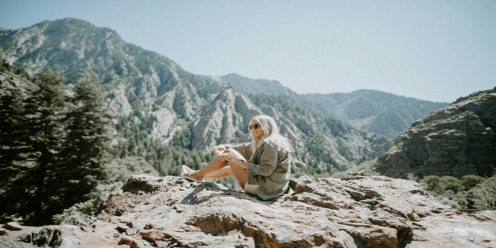 Hike Stronger: The Expert Guide to Packing Good Hiking Snacks for All-Day Energy 3 A hiker having a snack